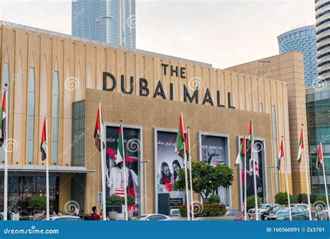 dubai mall main entrance.